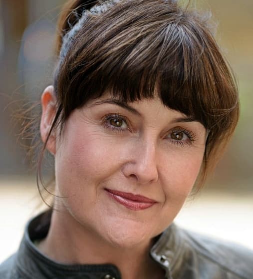 Elizabeth Carling image