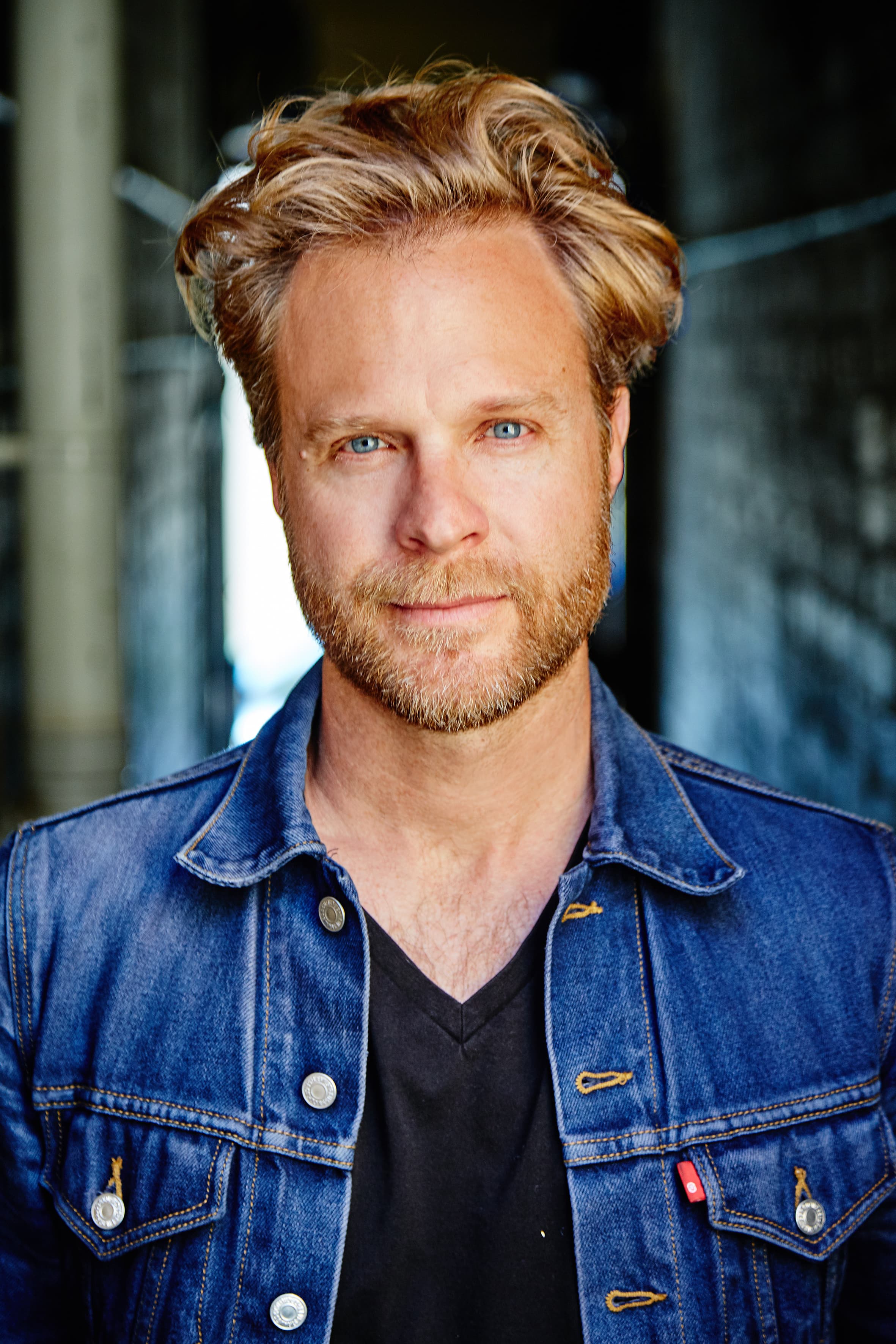 Julian Garner image