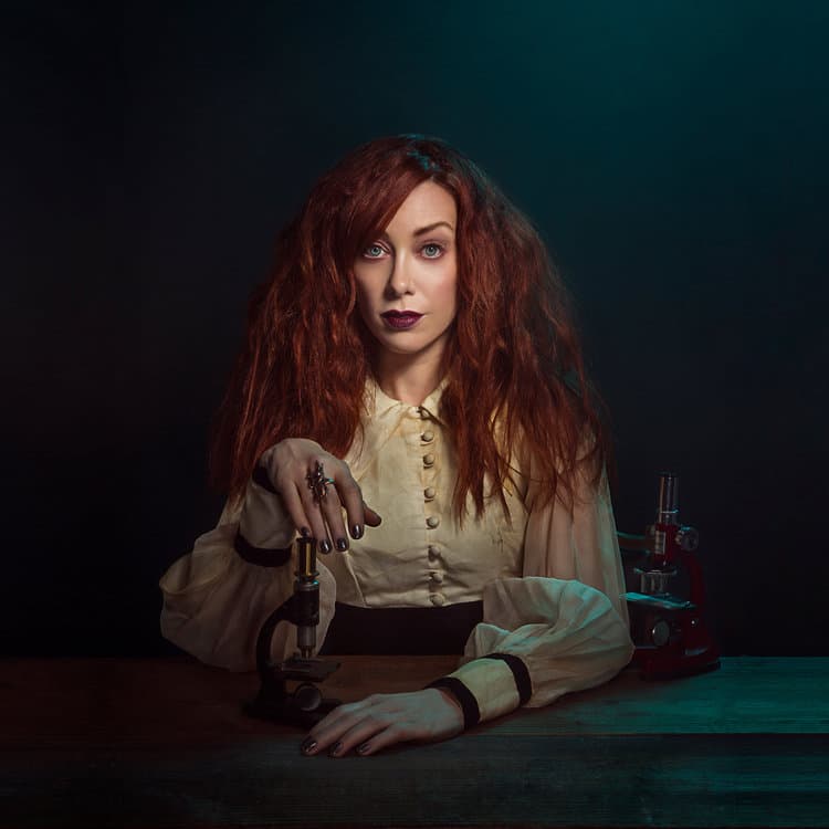 Alie Ward image