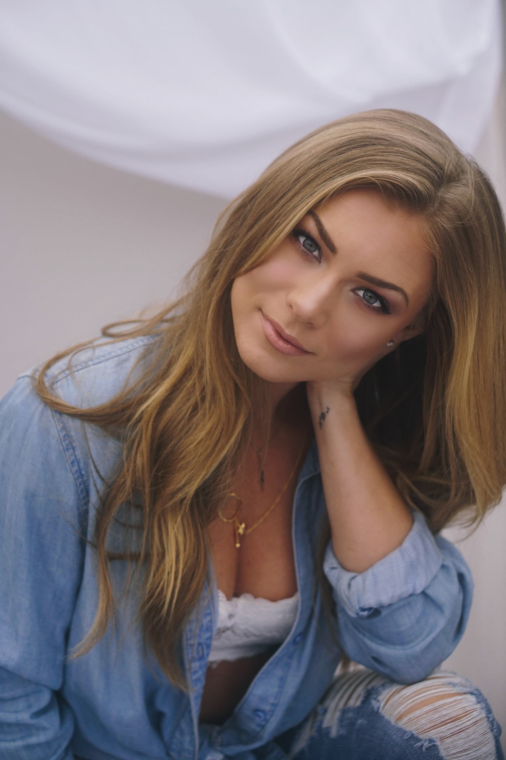 Nikki Leigh image